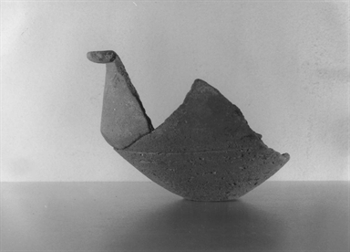 pentola carenata con orlo a tesa